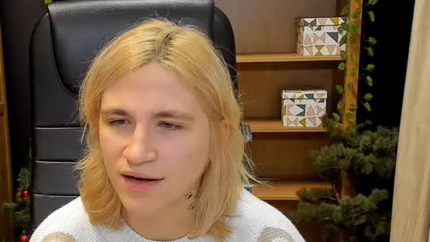 Snapshot of moon13152 chatting on December 25, 2024, 9:22 pm Katrin online show from December 25, 2024, 9:22 pm