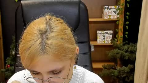 Snapshot of moon13152 chatting on December 26, 2024, 12:25 am Katrin online show from December 26, 2024, 12:25 am