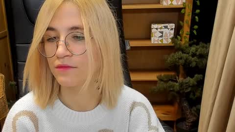 Snapshot of moon13152 chatting on December 26, 2024, 3:27 am Katrin online show from December 26, 2024, 3:27 am