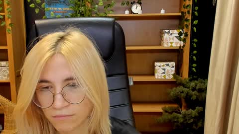 Snapshot of moon13152 chatting on December 26, 2024, 9:15 pm Katrin online show from December 26, 2024, 9:15 pm