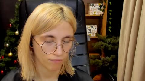 Snapshot of moon13152 chatting on December 27, 2024, 12:18 am Katrin online show from December 27, 2024, 12:18 am