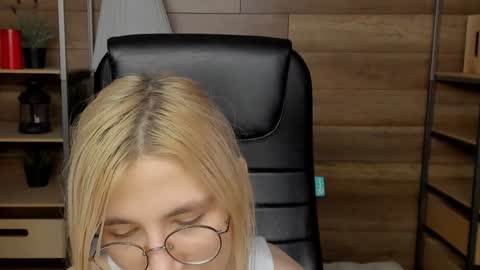 Snapshot of moon13152 chatting on December 28, 2024, 5:14 pm Katrin online show from December 28, 2024, 5:14 pm