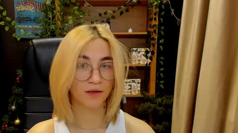 Snapshot of moon13152 chatting on December 30, 2024, 4:19 pm Katrin online show from December 30, 2024, 4:19 pm