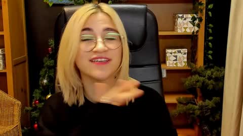 Snapshot of moon13152 chatting on December 30, 2024, 7:21 pm Katrin online show from December 30, 2024, 7:21 pm