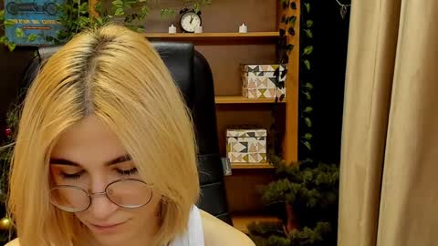 Snapshot of moon13152 chatting on December 31, 2024, 12:32 am Katrin online show from December 31, 2024, 12:32 am