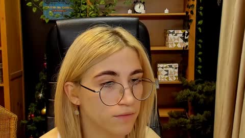 Snapshot of moon13152 chatting on December 31, 2024, 3:34 am Katrin online show from December 31, 2024, 3:34 am