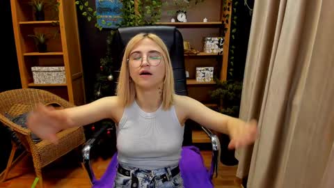 Snapshot of moon13152 chatting on January 1, 2025, 1:58 am Katrin online show from January 1, 2025, 1:58 am