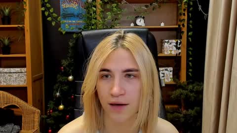 Snapshot of moon13152 chatting on January 2, 2025, 3:15 am Katrin online show from January 2, 2025, 3:15 am