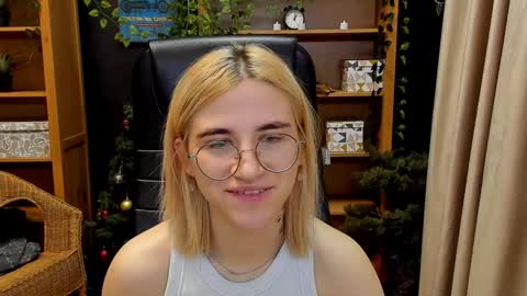 Snapshot of moon13152 chatting on January 2, 2025, 6:18 am Katrin online show from January 2, 2025, 6:18 am