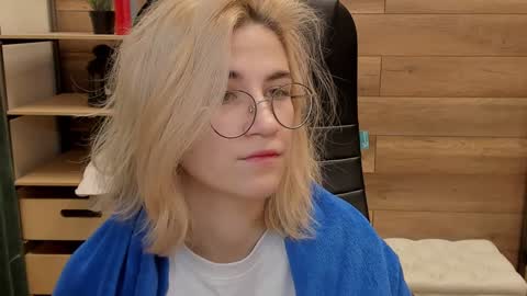 Snapshot of moon13152 chatting on January 2, 2025, 10:22 pm Katrin online show from January 2, 2025, 10:22 pm