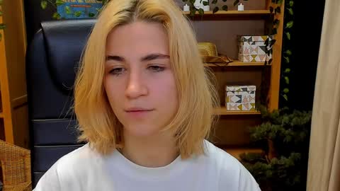 Snapshot of moon13152 chatting on January 3, 2025, 9:57 pm Katrin online show from January 3, 2025, 9:57 pm