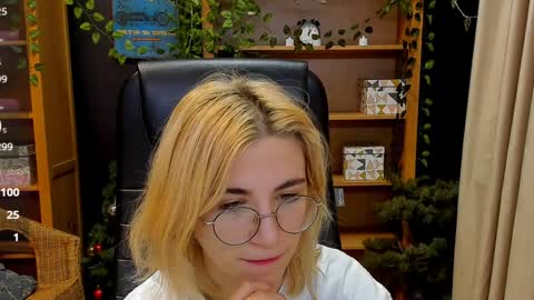 Snapshot of moon13152 chatting on January 4, 2025, 12:59 am Katrin online show from January 4, 2025, 12:59 am