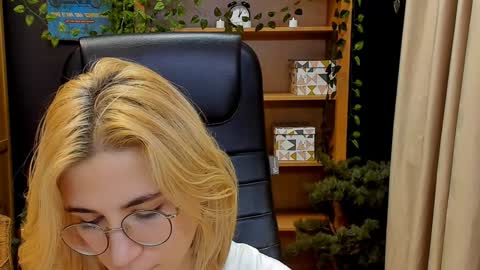 Snapshot of moon13152 chatting on January 4, 2025, 4:01 am Katrin online show from January 4, 2025, 4:01 am