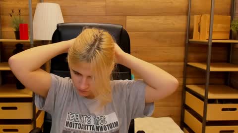 Snapshot of moon13152 chatting on January 4, 2025, 10:55 pm Katrin online show from January 4, 2025, 10:55 pm