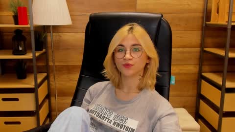 Snapshot of moon13152 chatting on January 5, 2025, 4:58 am Katrin online show from January 5, 2025, 4:58 am