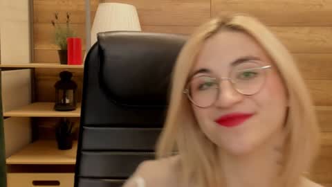 Snapshot of moon13152 chatting on January 7, 2025, 6:56 pm Katrin online show from January 7, 2025, 6:56 pm