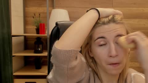 Snapshot of moon13152 chatting on January 8, 2025, 2:25 am Katrin online show from January 8, 2025, 2:25 am