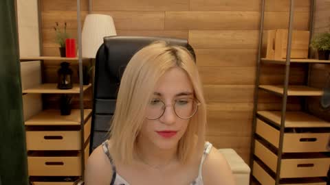 Snapshot of moon13152 chatting on January 8, 2025, 5:27 am Katrin online show from January 8, 2025, 5:27 am