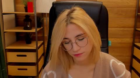 Snapshot of moon13152 chatting on January 8, 2025, 9:23 pm Katrin online show from January 8, 2025, 9:23 pm