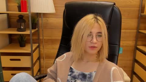 Snapshot of moon13152 chatting on January 9, 2025, 12:35 am Katrin online show from January 9, 2025, 12:35 am