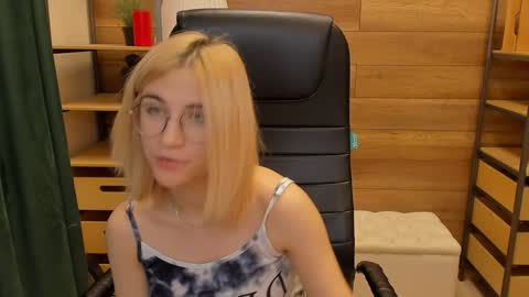 Snapshot of moon13152 chatting on January 9, 2025, 3:36 am Katrin online show from January 9, 2025, 3:36 am