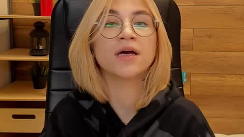 Snapshot of moon13152 chatting on January 12, 2025, 2:35 am Katrin online show from January 12, 2025, 2:35 am