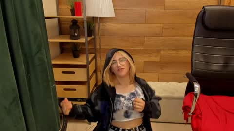 Snapshot of moon13152 chatting on January 12, 2025, 5:45 am Katrin online show from January 12, 2025, 5:45 am