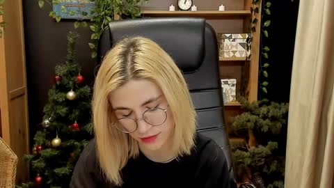 Snapshot of moon13152 chatting on January 19, 2025, 8:09 pm Katrin online show from January 19, 2025, 8:09 pm