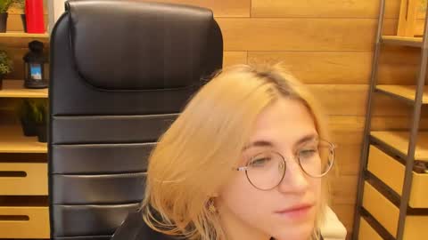 Snapshot of moon13152 chatting on January 22, 2025, 9:54 pm Katrin online show from January 22, 2025, 9:54 pm