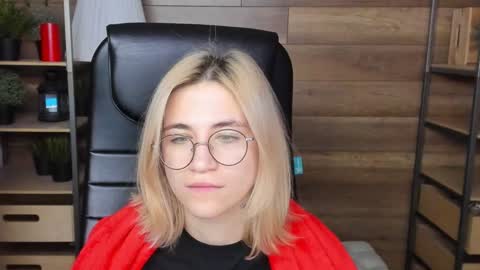 Snapshot of moon13152 chatting on January 23, 2025, 4:41 am Katrin online show from January 23, 2025, 4:41 am