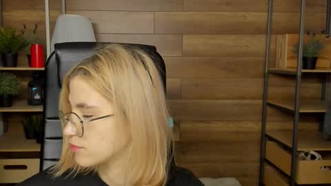 Snapshot of moon13152 chatting on January 23, 2025, 11:15 pm Katrin online show from January 23, 2025, 11:15 pm