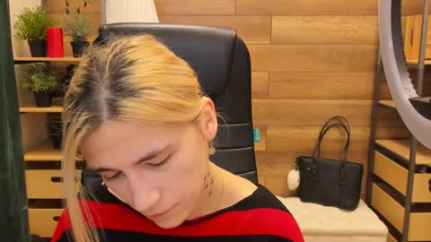 Snapshot of moon13152 chatting on January 27, 2025, 10:38 pm Katrin online show from January 27, 2025, 10:38 pm