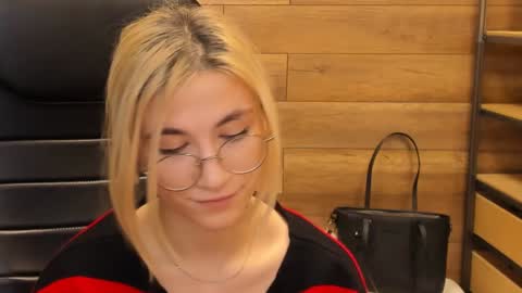 Snapshot of moon13152 chatting on January 28, 2025, 5:11 am Katrin online show from January 28, 2025, 5:11 am