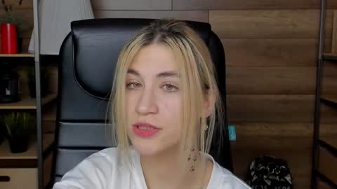 Snapshot of moon13152 chatting on February 1, 2025, 12:40 am Katrin online show from February 1, 2025, 12:40 am