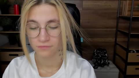 Snapshot of moon13152 chatting on February 1, 2025, 3:41 am Katrin online show from February 1, 2025, 3:41 am