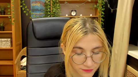 Snapshot of moon13152 chatting on February 1, 2025, 9:08 pm Katrin online show from February 1, 2025, 9:08 pm