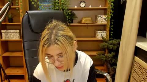 Snapshot of moon13152 chatting on February 2, 2025, 12:09 am Katrin online show from February 2, 2025, 12:09 am