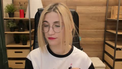 Snapshot of moon13152 chatting on February 3, 2025, 10:43 pm Katrin online show from February 3, 2025, 10:43 pm