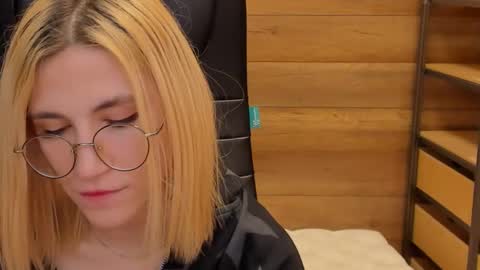 Snapshot of moon13152 chatting on February 13, 2025, 12:13 am Katrin online show from February 13, 2025, 12:13 am