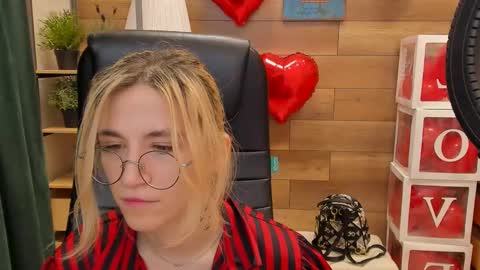 Snapshot of moon13152 chatting on February 18, 2025, 3:54 pm Katrin online show from February 18, 2025, 3:54 pm