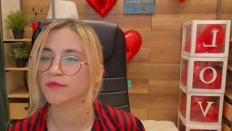 Snapshot of moon13152 chatting on February 19, 2025, 2:01 am Katrin online show from February 19, 2025, 2:01 am