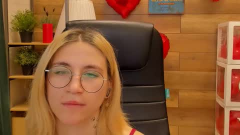 Snapshot of moon13152 chatting on February 20, 2025, 10:26 pm Katrin online show from February 20, 2025, 10:26 pm