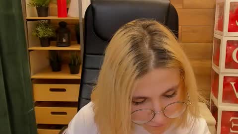 Snapshot of moon13152 chatting on February 21, 2025, 3:23 am Katrin online show from February 21, 2025, 3:23 am