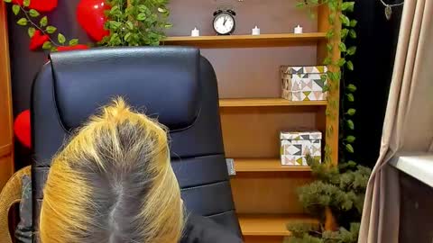 Snapshot of moon13152 chatting on February 24, 2025, 1:24 am Katrin online show from February 24, 2025, 1:24 am