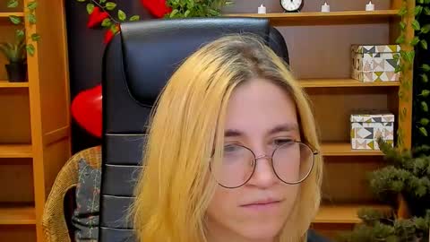 Snapshot of moon13152 chatting on February 24, 2025, 4:27 am Katrin online show from February 24, 2025, 4:27 am