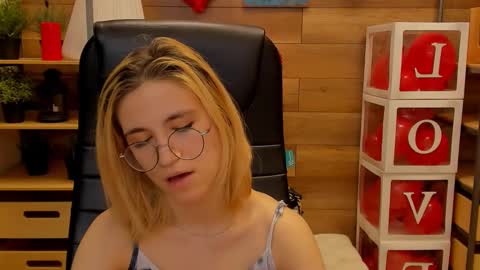 Snapshot of moon13152 chatting on February 24, 2025, 11:09 pm Katrin online show from February 24, 2025, 11:09 pm