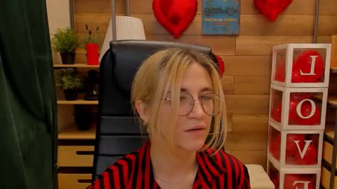 Snapshot of moon13152 chatting on February 25, 2025, 4:21 pm Katrin online show from February 25, 2025, 4:21 pm