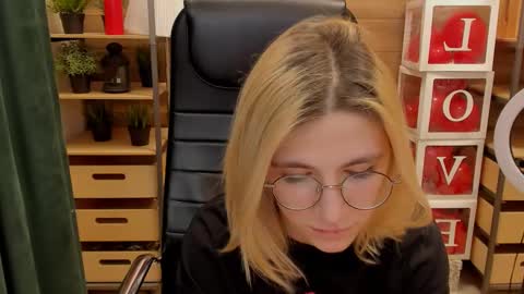 Snapshot of moon13152 chatting on February 28, 2025, 4:10 pm Katrin online show from February 28, 2025, 4:10 pm