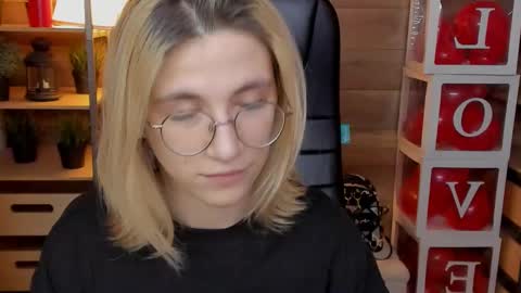 Snapshot of moon13152 chatting on March 1, 2025, 2:15 am Katrin online show from March 1, 2025, 2:15 am