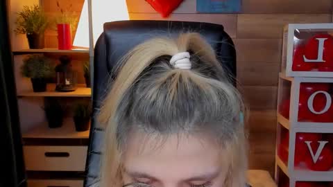 Snapshot of moon13152 chatting on March 1, 2025, 9:04 pm Katrin online show from March 1, 2025, 9:04 pm